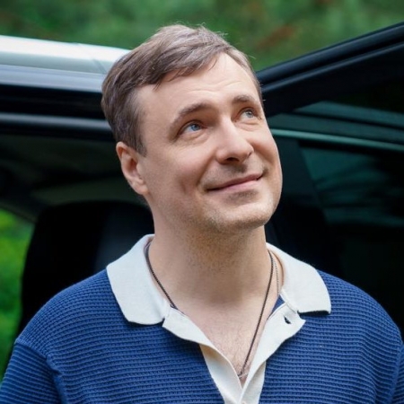 Евгений Цыганов спел «Песенку о хорошем настроении»