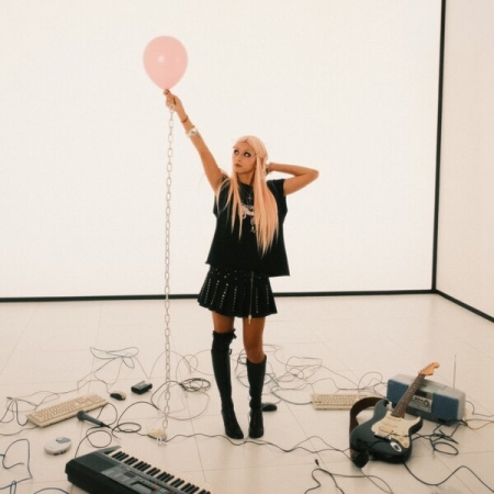 Дора вернулась к кьют-року в «Лонли лав»