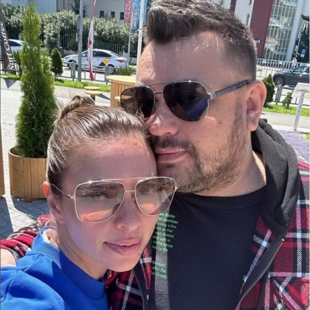 Сергей Жуков посвятил жене песню «Улыбаешься»