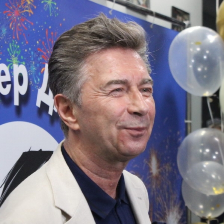 Валерий Сюткин продает за полмиллиарда квартиру со столом Наполеона