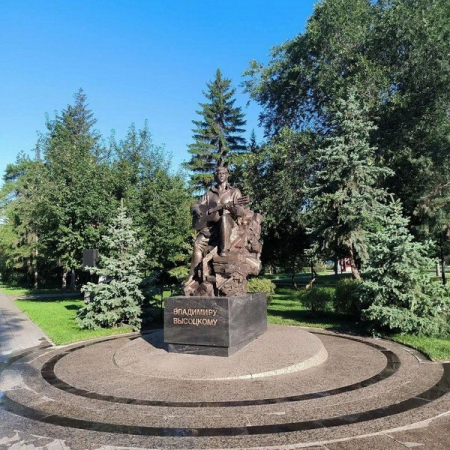 Памятник Владимиру Высоцкому открыли в Омске